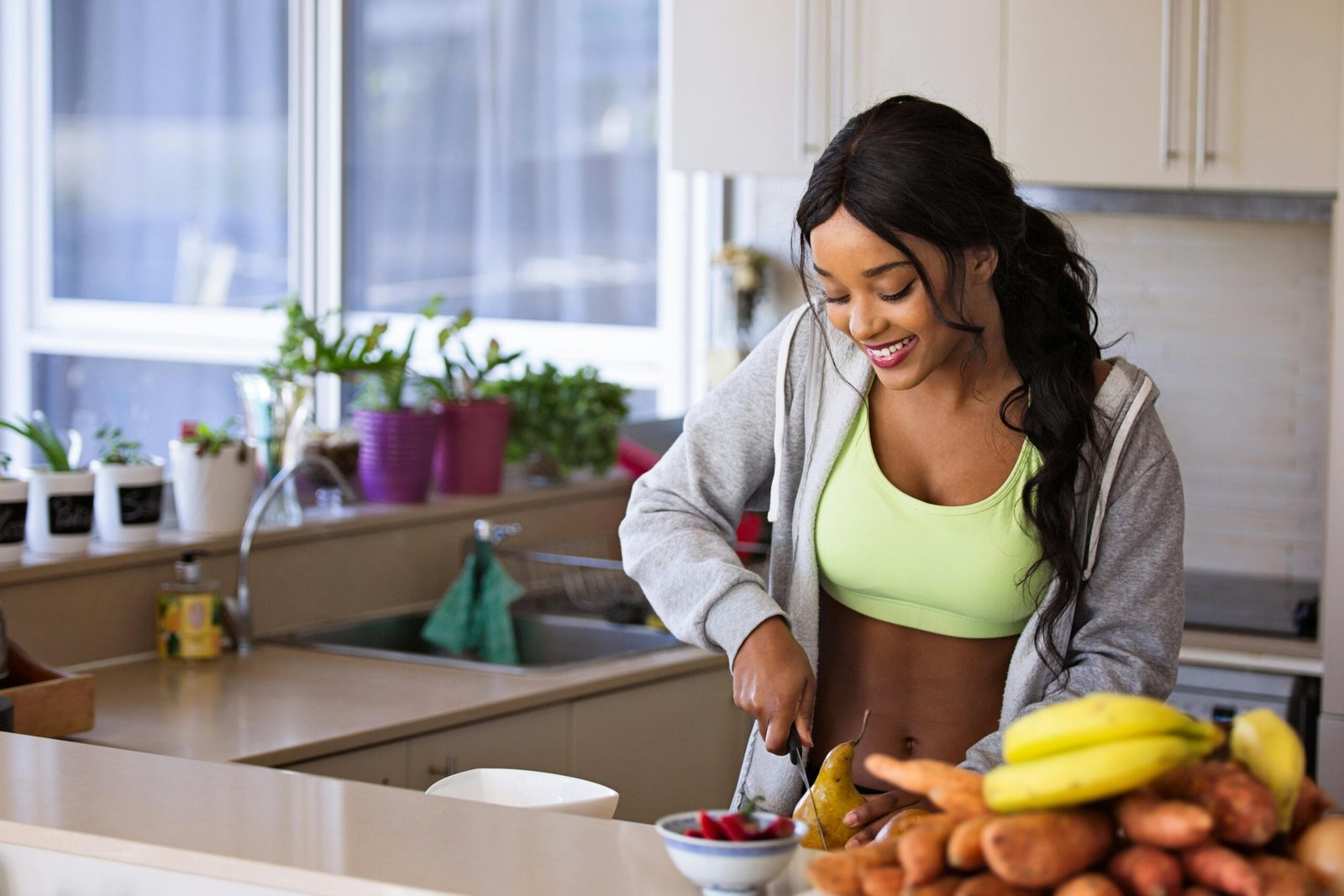 une femme qui prépare à manger