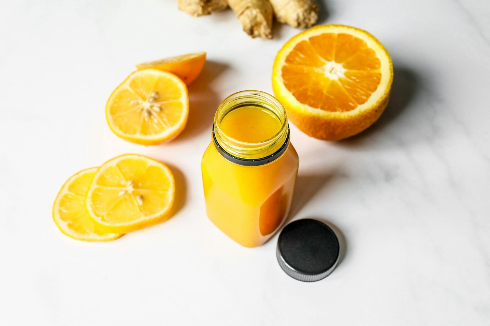 recette de jus détox : le combo citron , gingembre et curcuma